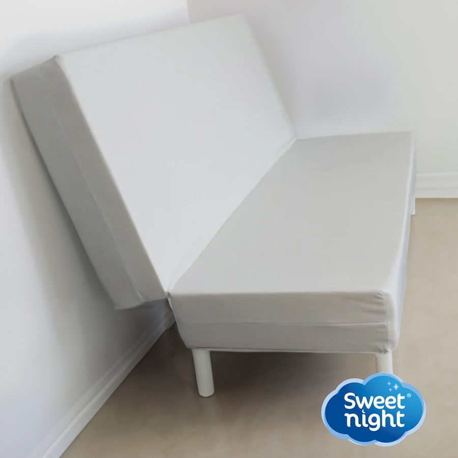 Protège matelas clic clac Sweetnight posé sur un canapé-lit clic-clac