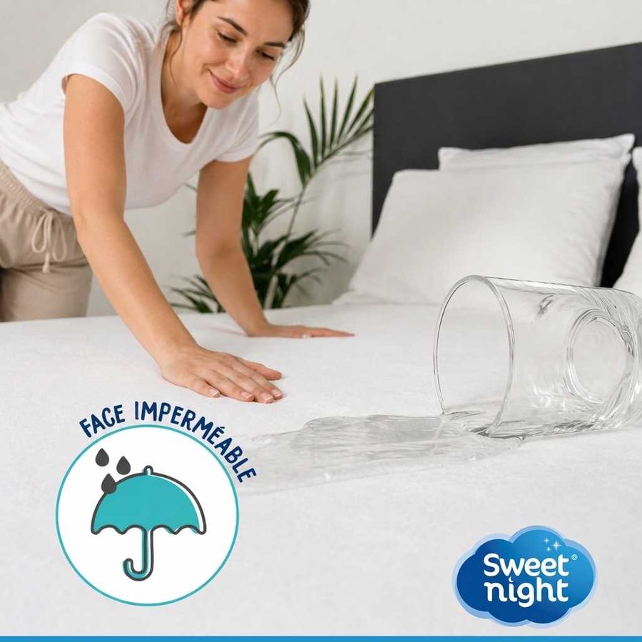 Protège-matelas plateau Sweetnight : face imperméable, liquide renversé qui reste en surface